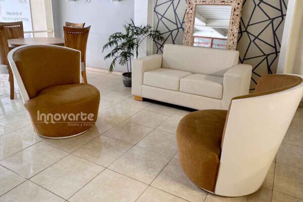 Sala moderna con sofá minimalista de 2 puestos color beige y sillas Ágata en poliuretano blanco, ubicada en showroom Innovarte