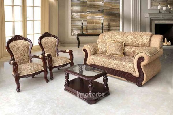 Sala clásica con sofá tapizado en tela camel y sillas de madera talladas, creando un ambiente elegante y atemporal