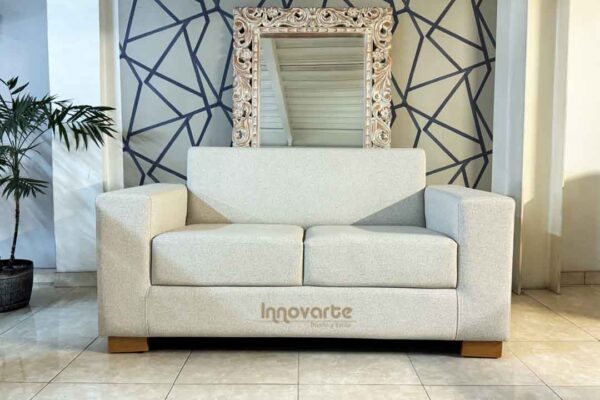 Sofá moderno compacto de dos puestos en tela clara, con diseño minimalista y patas en madera natural, ideal para espacios pequeños.