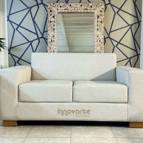 Sofá moderno compacto de dos puestos en tela clara, con diseño minimalista y patas en madera natural, ideal para espacios pequeños.