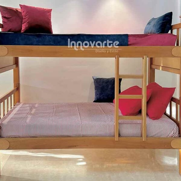 Camarote de madera robusta con acabado natural, perfecto para habitaciones infantiles y juveniles