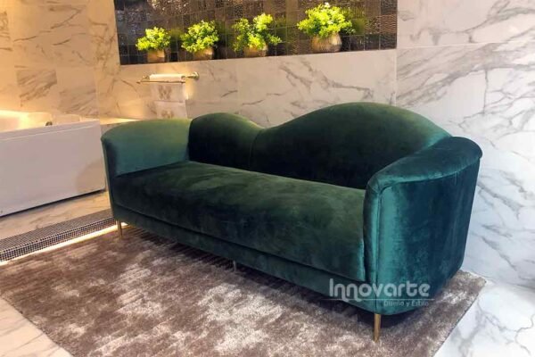 Sofá tipo diván tapizado en terciopelo verde, con diseño elegante y moderno