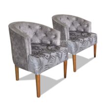 2 sillas de sala vancouver en tela tipo velvet gris con asiento en tela diseño de hojas, espalda capitoneada con botones tipo diamante. Patas en madera natural cedro