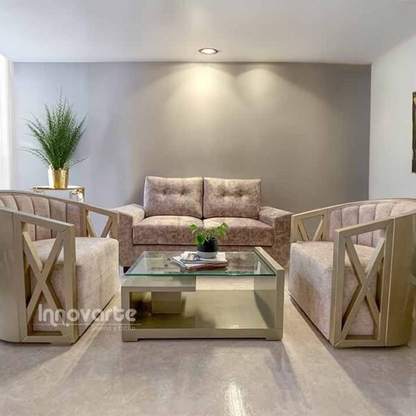 Sala con sofá tapizado en tela taupe y sillas con estructura de madera en color champaña y tapizado beige, creando un ambiente elegante y acogedor