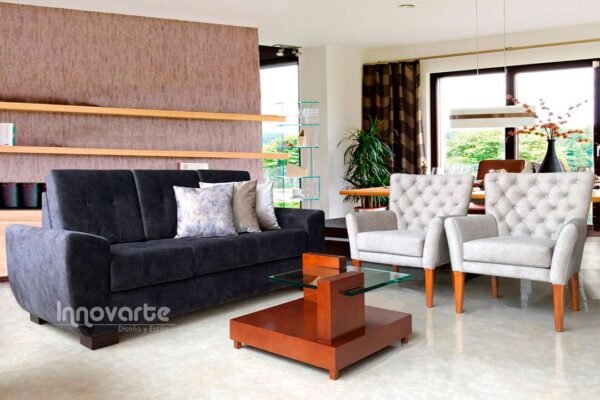 Sala moderna con sofá tapizado en tela gris y sillas tapizadas en tela beige con patas de madera, decorada con una mesa de centro de vidrio y madera natural