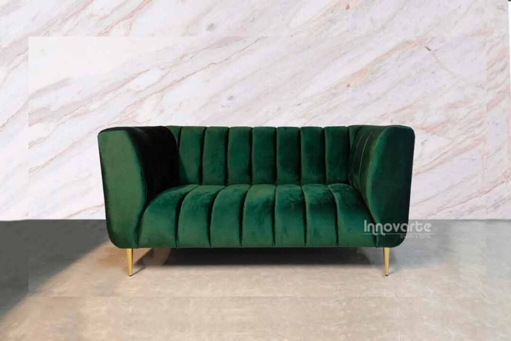 Sofá tapizado en terciopelo verde, con diseño elegante y moderno