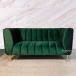Sofá tapizado en terciopelo verde, con diseño elegante y moderno