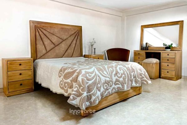 Habitación con cama doble, cabecera tapizada en camel y madera clara con dos nocheros de 3 cajones y tocador grande con espejo y butaco