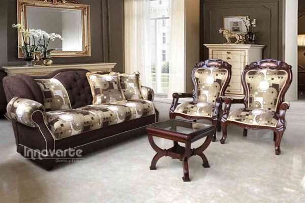 Sala clásica con sofá tapizado en tela cafe y sillas de madera talladas, creando un ambiente elegante y atemporal