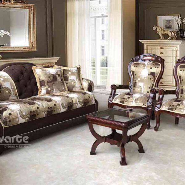 Sala clásica con sofá tapizado en tela cafe y sillas de madera talladas, creando un ambiente elegante y atemporal
