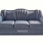 Sofá clásico de 3 puestos en tela velvet color gris, con diseño capitoneado en el respaldo y costuras decorativas. Cuenta con brazos curvos y una estructura robusta que combina elegancia y comodidad. Ideal para espacios sofisticados y decoración clásica. Fabricado por Innovarte - Diseño y Estilo.