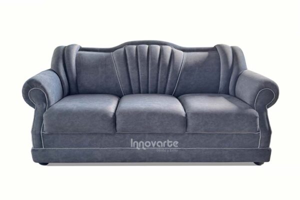 Sofá clásico de 3 puestos en tela velvet color gris, con diseño capitoneado en el respaldo y costuras decorativas. Cuenta con brazos curvos y una estructura robusta que combina elegancia y comodidad. Ideal para espacios sofisticados y decoración clásica. Fabricado por Innovarte - Diseño y Estilo.