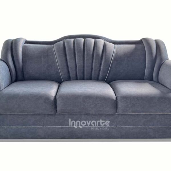 Sofá clásico de 3 puestos en tela velvet color gris, con diseño capitoneado en el respaldo y costuras decorativas. Cuenta con brazos curvos y una estructura robusta que combina elegancia y comodidad. Ideal para espacios sofisticados y decoración clásica. Fabricado por Innovarte - Diseño y Estilo.