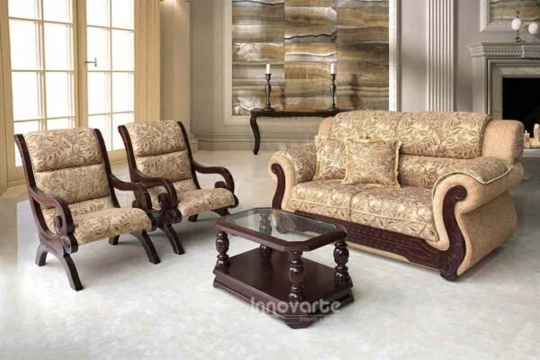 Sala clásica con sofá tapizado en tela beige y sillas de madera talladas, creando un ambiente elegante y atemporal