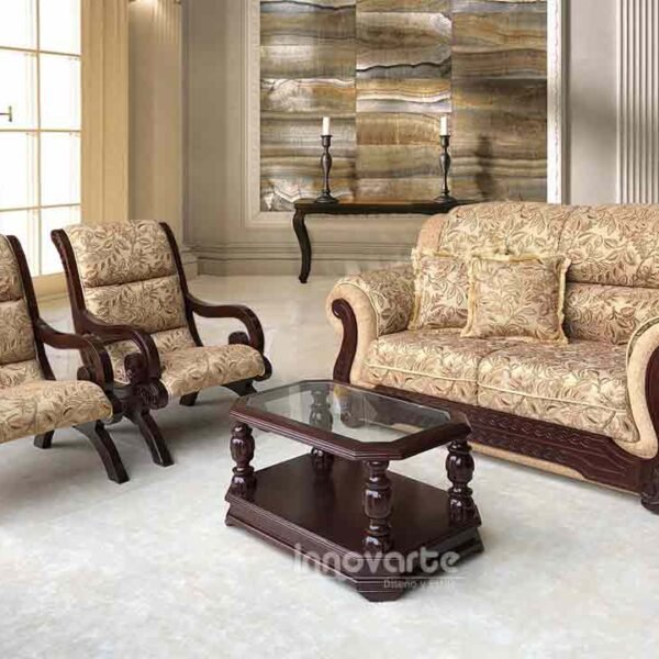 Sala clásica con sofá tapizado en tela beige y sillas de madera talladas, creando un ambiente elegante y atemporal