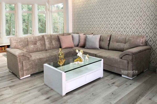 Sofá modular en forma de L tapizado en tela beige, ideal para espacios modernos y versátiles