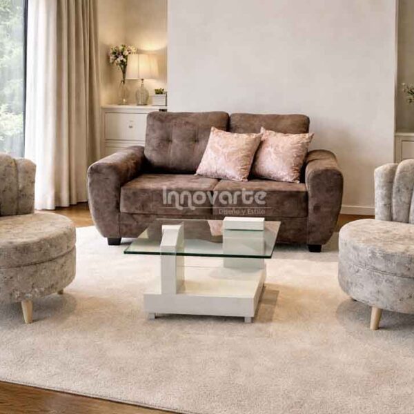 Sala pequeña moderna con sofá de dos puestos y dos poltronas tapizadas, ideal para apartamentos y espacios acogedores