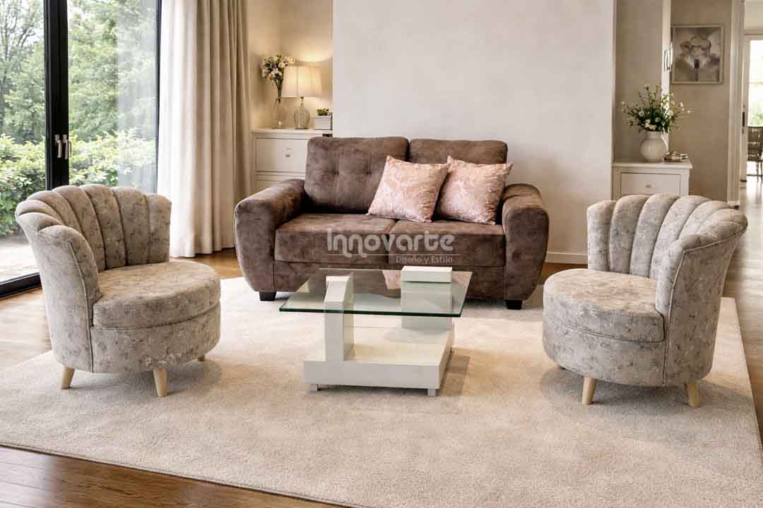 Sala pequeña moderna con sofá de dos puestos y dos poltronas tapizadas, ideal para apartamentos y espacios acogedores