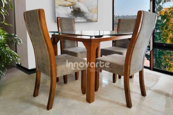 Comedor con asientos tapizados en tela taupe y mesa de madera natural, creando un ambiente cálido y acogedor