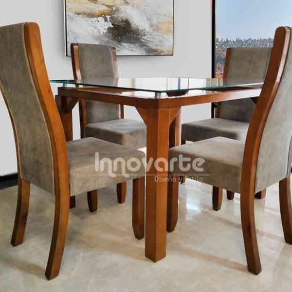 Comedor con asientos tapizados en tela taupe y mesa de madera natural, creando un ambiente cálido y acogedor