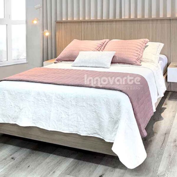 Cama Nassu de 1.40 m con diseño moderno y elegante, cabecero con iluminación LED, base flotante en madera y mesas de noche integradas. Ideal para un dormitorio sofisticado y acogedor.