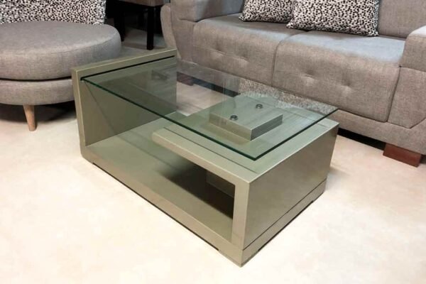 Mesa de centro con terminado en poliuretano ámbar y superficie de vidrio, ideal para añadir un toque moderno y elegante a tu sala