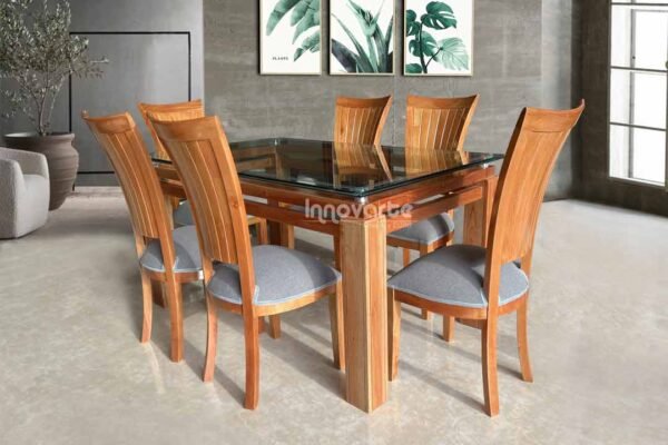Comedor de madera natural con una mesa rectangular y 6 asientos, destacando la belleza y la textura de la madera en un entorno elegante y acogedor