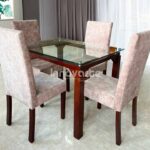 Comedor con asientos tapizados y mesa de madera natural, creando un ambiente cálido y acogedor