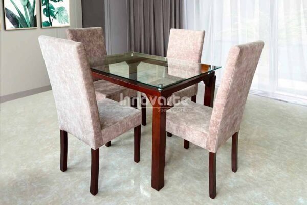 Comedor con asientos tapizados y mesa de madera natural, creando un ambiente cálido y acogedor