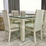 Comedor Málaga de 6 puestos, fabricado en cedro macizo y pintado en poliuretano color marfil. Diseño elegante y moderno con cubierta de vidrio, ideal para espacios sofisticados