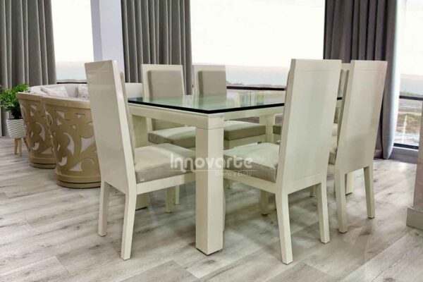 Comedor Málaga de 6 puestos, fabricado en cedro macizo y pintado en poliuretano color marfil. Diseño elegante y moderno con cubierta de vidrio, ideal para espacios sofisticados