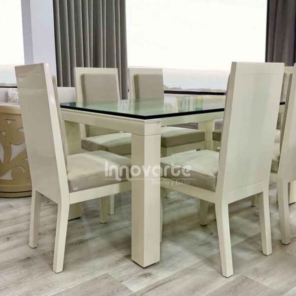 Comedor Málaga de 6 puestos, fabricado en cedro macizo y pintado en poliuretano color marfil. Diseño elegante y moderno con cubierta de vidrio, ideal para espacios sofisticados