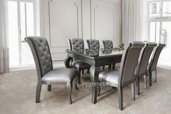 Comedor con mesa clásica de madera y sillas tapizadas en gris y pintadas en poliuretano gris