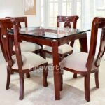 Comedor clásico con detalles tallados a mano en madera, que muestra un diseño elegante y artesanal