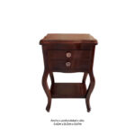 Mesa de noche en madera, con cajones y detalles elegantes, ideal para un dormitorio con estilo clásico.