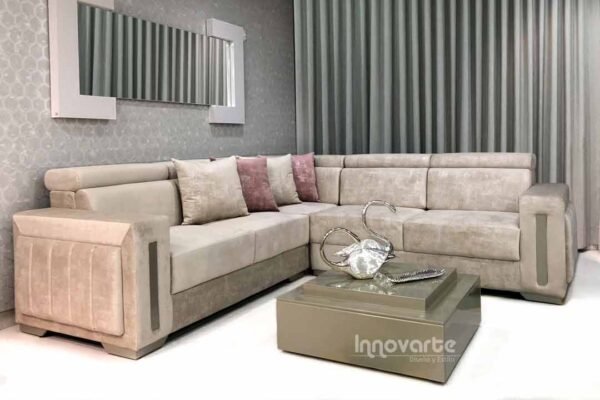 Sofá modular en forma de L tapizado en tela beige, ideal para espacios modernos y versátiles