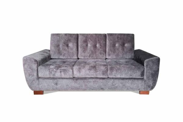 Sofá moderno tapizado en tela suave color gris y patas de madera oscura, ideal para una sala moderna