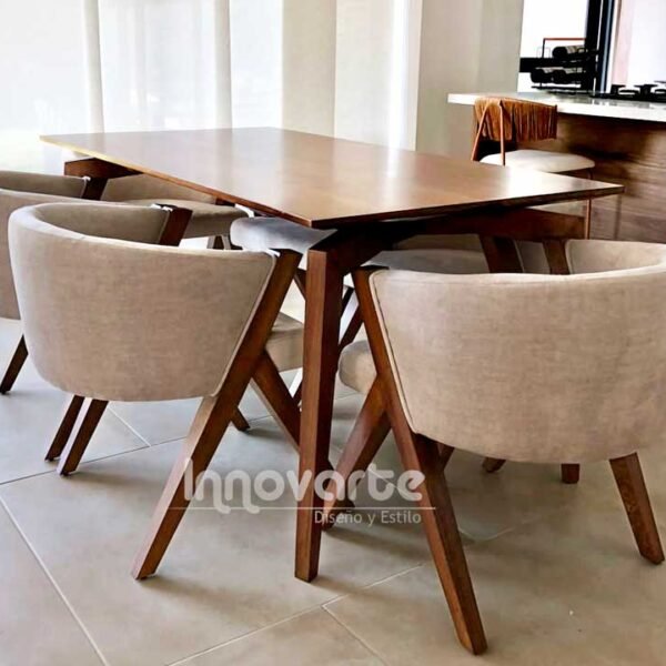 Comedor con asientos tapizados en tela beige y mesa de madera natural, creando un ambiente cálido, elegante y acogedor