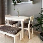 Comedor con asientos y mesa de madera con terminado decape, creando un ambiente cálido y acogedor