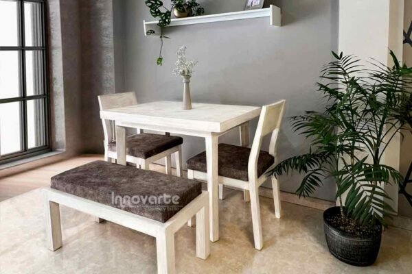 Comedor con asientos y mesa de madera con terminado decape, creando un ambiente cálido y acogedor