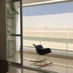 Toldo vertical instalado en un balcón, ofreciendo privacidad y protección solar, con un diseño elegante y moderno