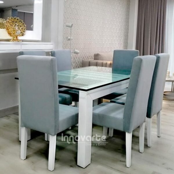 Comedor con cubierta en vidrio y sillas tapizadas en gris y pintadas en poliuretano
