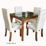 Comedor con asientos tapizados en tela beige y mesa de madera natural, creando un ambiente cálido y acogedor