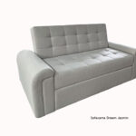 Sofacama tapizado en tela gris, que combina comodidad y funcionalidad con un diseño moderno y elegante