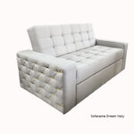 Sofacama tapizado en tela gris, que combina comodidad y funcionalidad con un diseño moderno y elegante