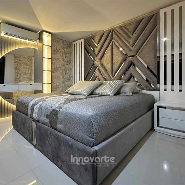 Alcoba moderna con cama tapizada y cabecero alto combinando espejos, tapizado y madera en poliuretano, destacando un diseño lujoso y elegante