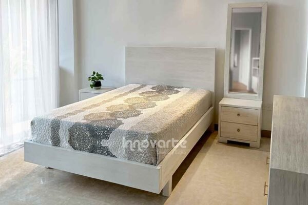 Alcoba con cama de madera y pintura wash, creando un ambiente romántico y relajante