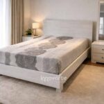 Alcoba Deco con acabado decapé, cama moderna, tocador con espejo largo y nochero para habitaciones elegantes y acogedoras