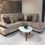 Sofá modular en forma de L tapizado en tela gris, ideal para espacios modernos y versátiles