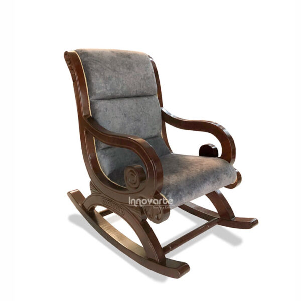 Silla mecedora Alejandrina en madera de cedro macizo con tapizado gris, diseño clásico tallado a mano por talento colombiano.